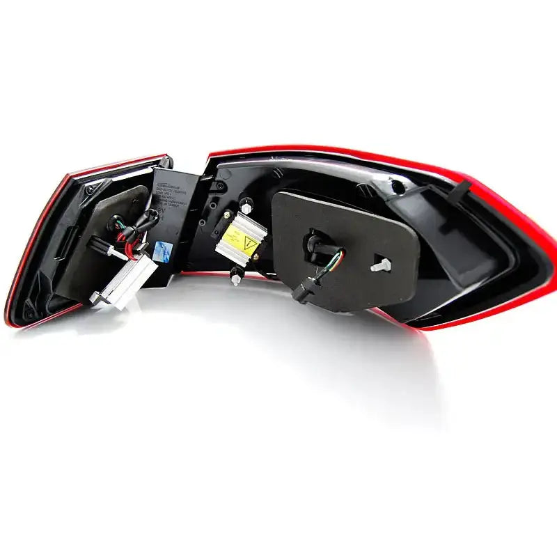 Baklamper Mercedes W212 E-Klasse LED, bakside med synlige ledninger og elektroniske komponenter.