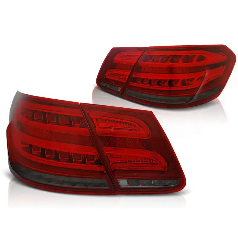 Baklykt Mercedes W212 E-Klasse 09-13 Red Smoke LED sett skrått med horisontale linjer og mørke felt.