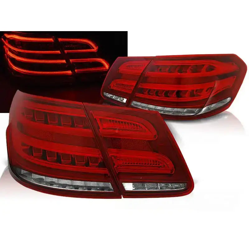 Baklykter Mercedes W212 E-Klasse 09-13 med LED-striper, rødt og hvitt design, tent mot sort bakgrunn.