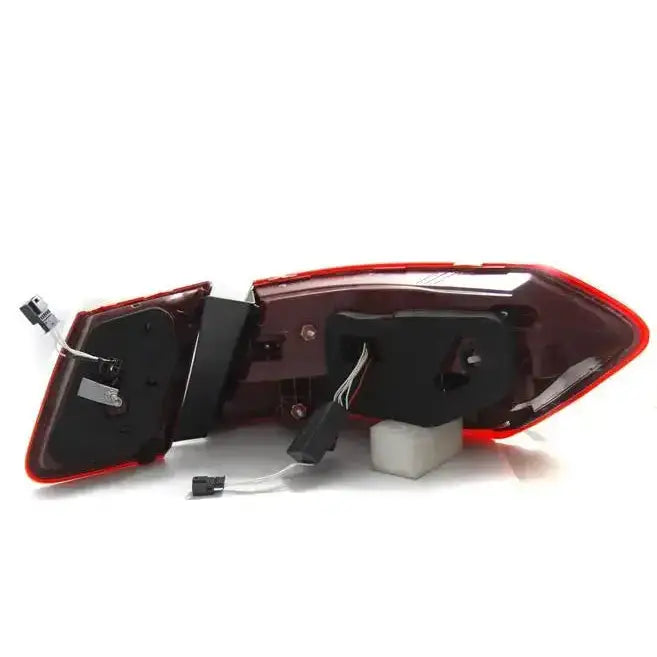 Baklykt Mercedes W212 E-Klasse 09-13 med svart deksel og synlige ledninger, skrå baksidevisning.