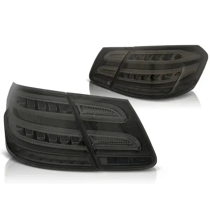 Baklykt Mercedes W212 E-Klasse 09-13 med sotet LED-design og horisontale linjer, sett fra skrå vinkel.