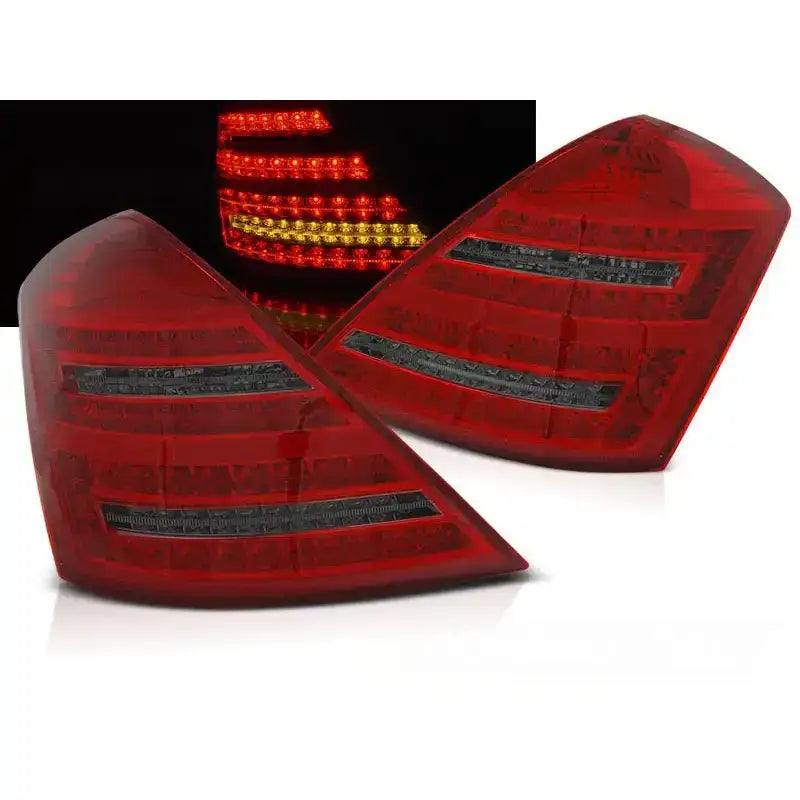 Baklykter Mercedes W221 S-Klasse 05-09 med horisontale LED-striper, nattbilde med lysende dioder.