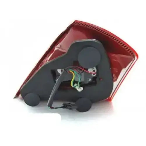 Baklys Mercedes W221 S-Klasse bakside med ledninger og monteringsfester sett fra skrå vinkel.