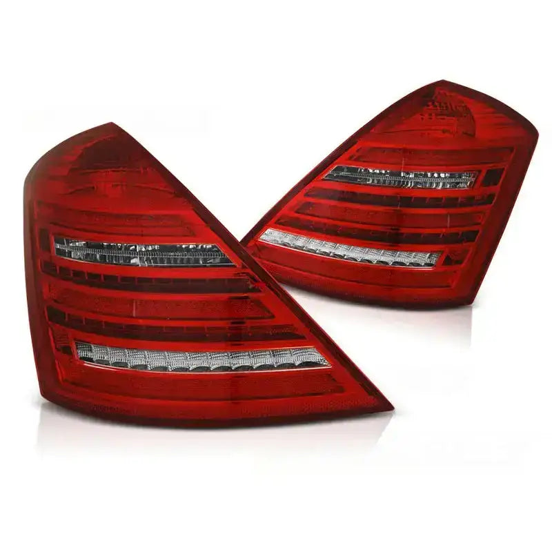 Baklykter Mercedes W221 S-Klasse 05-09 med røde og hvite LED, sett fra skrå vinkel.