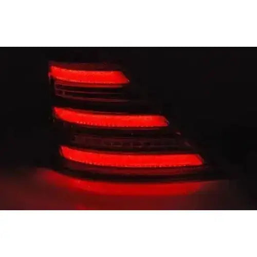 Baklykt Mercedes W221 S-Klasse med røde LED-striper og moderne design sett fra skrå vinkel.