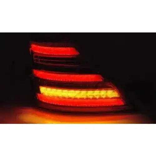 Baklys Mercedes W221 S-Klasse LED med røde og gule striper sett bakfra i mørket.