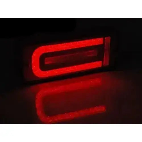 Baklykt Mercedes W463 G-CLASS LED med C-formet lyssirkel, sett fra skrå vinkel i mørkt rom.