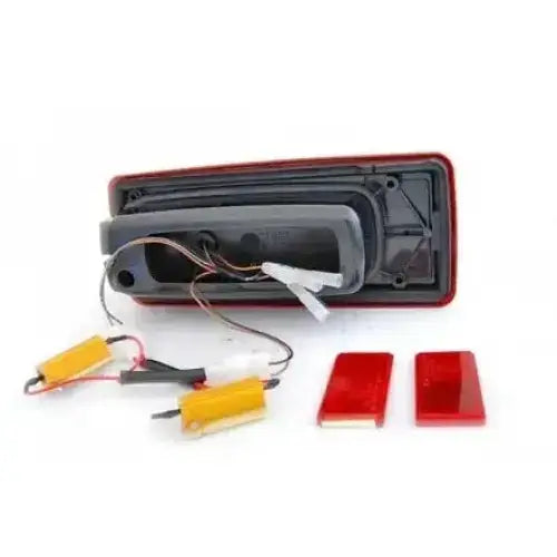 Baklys Mercedes W463 G-CLASS 07-17 sett bakfra med ledninger, gule motstander og røde deksler.