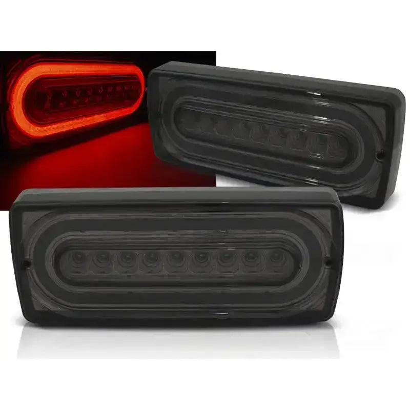 Baklykter Mercedes W463 G-KLASA LED med sotet linse, nærbilde av detaljer og rød glød i bruk.