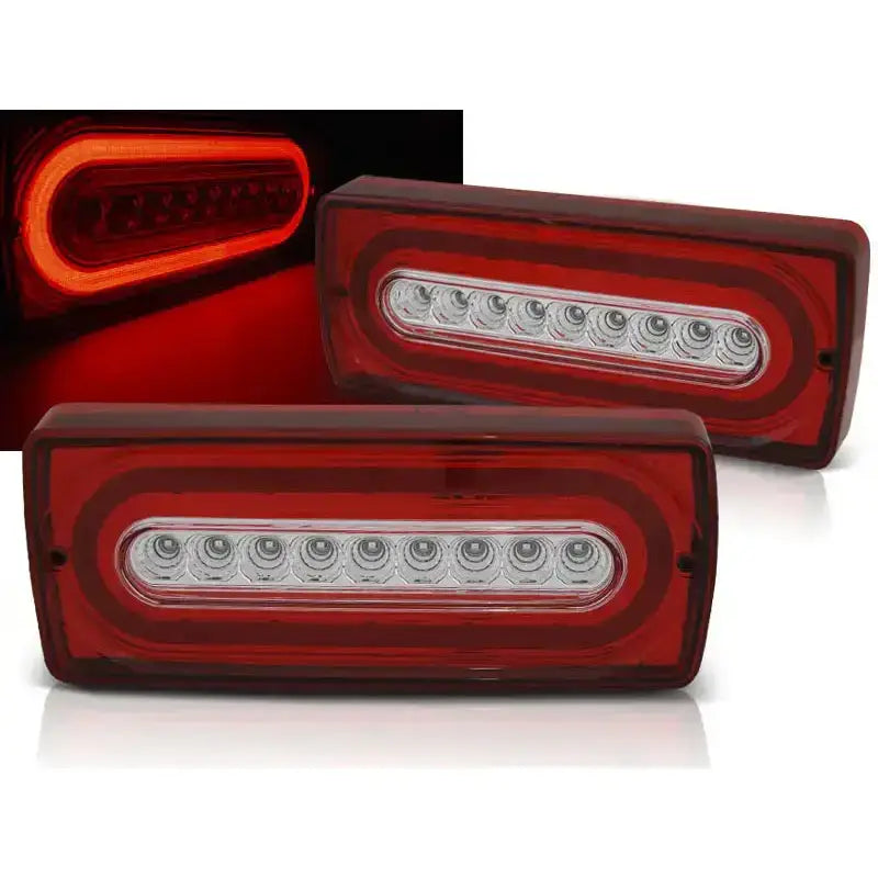 Baklykter Mercedes W463 G-Klasse LED, rød ramme og klar linse, sett forfra og i vinkel.