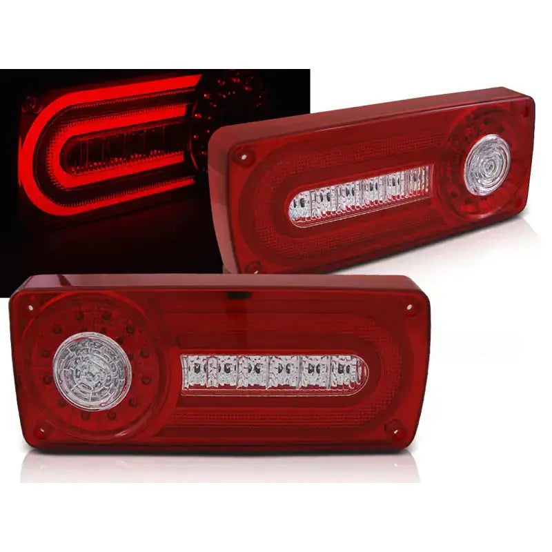 Baklykter Mercedes W463 G-Klasse LED-bar i rød plast med klart felt, vist fra skrå vinkel.