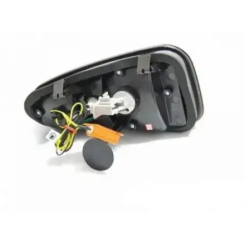 Baklys sort sidespeil til bil med synlige ledninger, koblinger og metallbraketter.