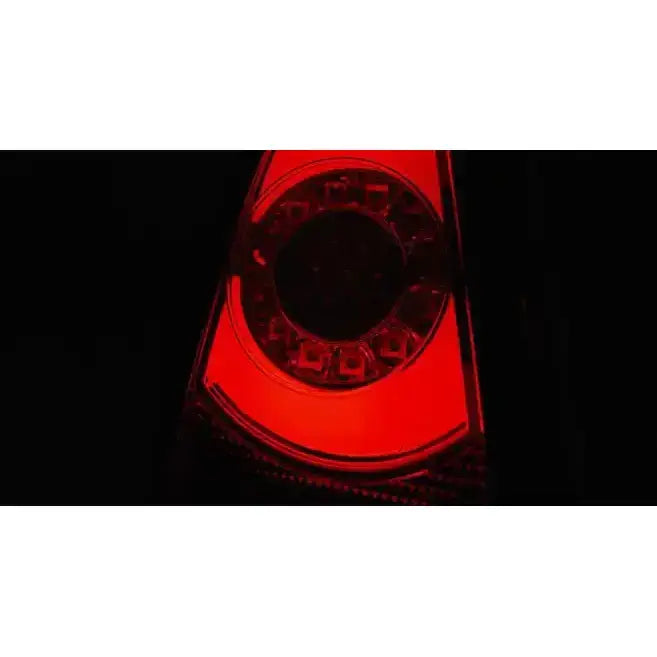 Baklys Mini Cooper R56 R57 LED Bar med sirkulært mønster og trekantet opplyst form i mørket.