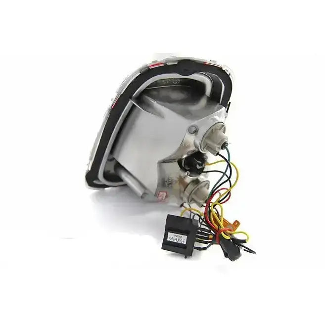Baklamper Mini Cooper R56 R57 10-14 LED bakside med synlige ledninger og kontakter, sett fra skrå vinkel.