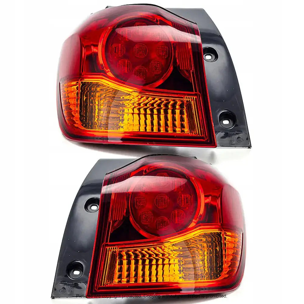 Baklykter Mitsubishi ASX 10-16, røde og oransje med klare felter, sett forfra mot hvit bakgrunn.