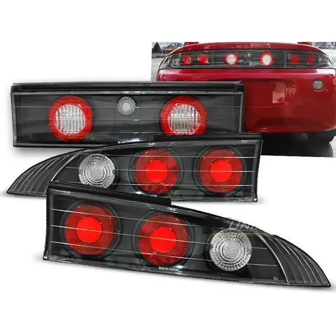 Baklykter Mitsubishi Eclipse 06.95-12.98 med sorte rammer og runde røde og hvite lys, montert på rød bil.