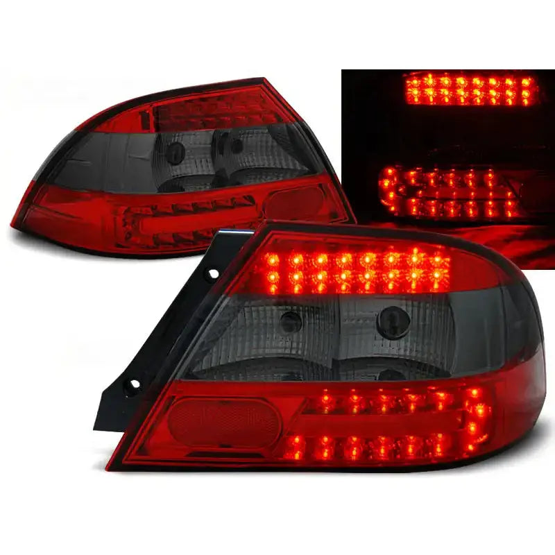 Baklykter Mitsubishi Lancer 7 Sedan 04-07 med røde og sotede LED-lys, vist fra skrå vinkel.