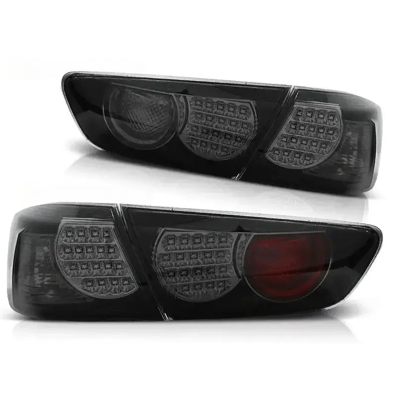 Baklykt Mitsubishi Lancer 8 Sedan 08-11 med sotet LED og rød reflektor, skrå vinkel mot hvit bakgrunn.