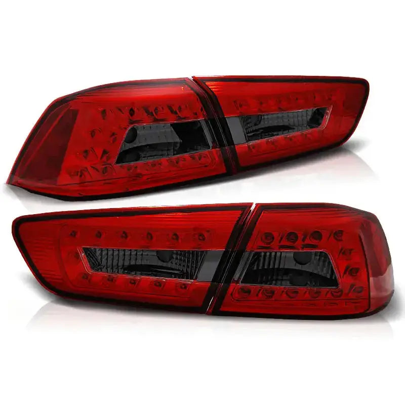 Baklykt Mitsubishi Lancer 8 Sedan 08-11 med rød plast, LED og mørkt felt, skrå vinkel.