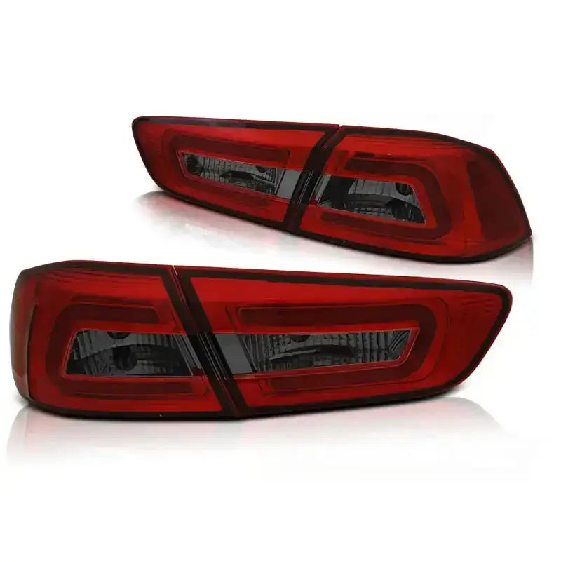 Baklykt Mitsubishi Lancer 8 Sedan 08-11 Red Smoke LED Bar i rød og sort plast, skrå visning.