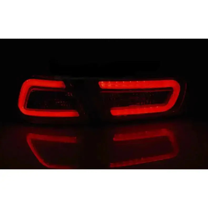 Baklys Mitsubishi Lancer 8 Sedan 08-11 med rød LED-bar, rektangulært design, lyser sterkt i mørkt miljø.