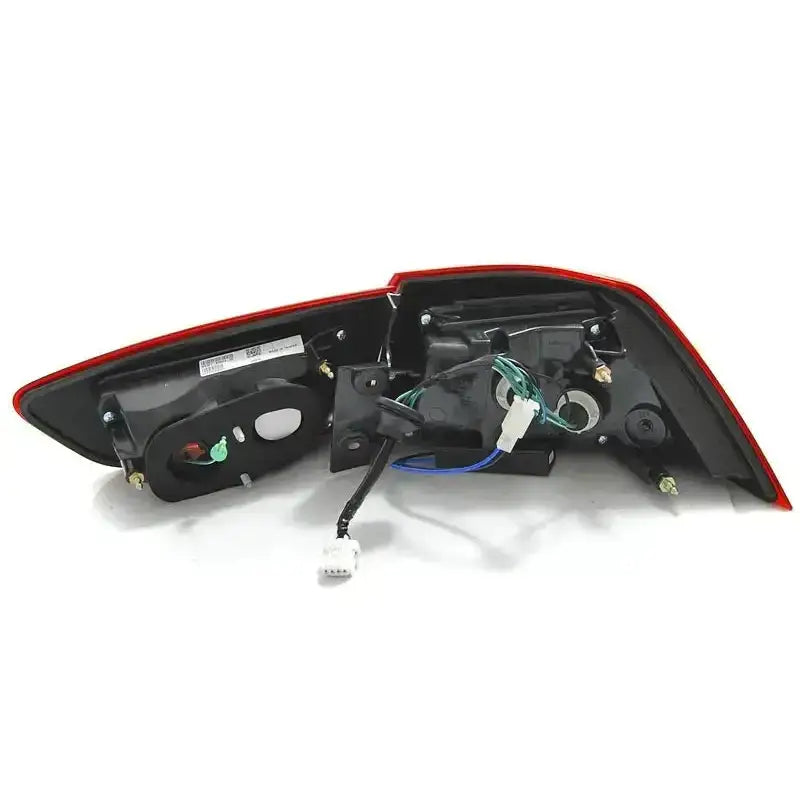 Baklamper Mitsubishi Lancer 8 Sedan 08-11, sett bakfra med synlige ledninger og hvit kontakt.