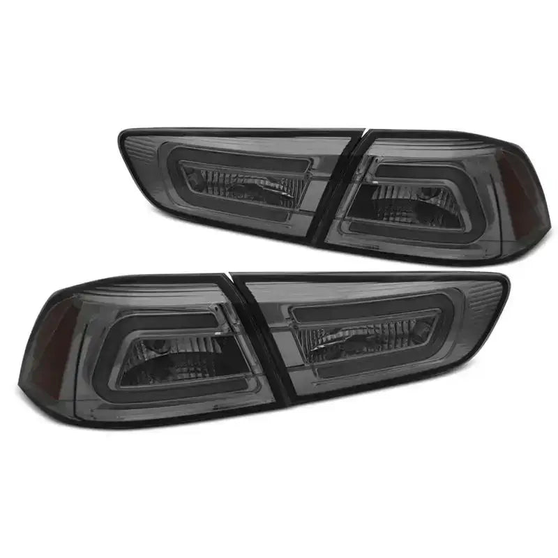 Baklykt Mitsubishi Lancer 8 Sedan 08-11 med sotet LED-bar, sett fra skrå forsidevinkel.