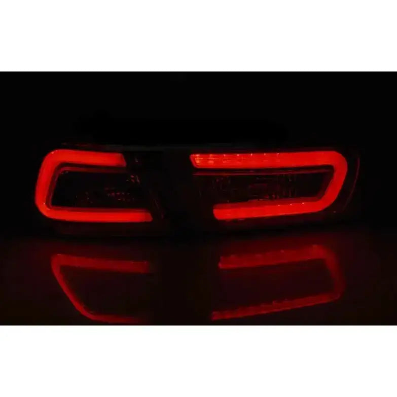 Baklys Mitsubishi Lancer 8 Sedan 08-11 med rød LED-bar, avbildet rett bak i mørkt miljø.