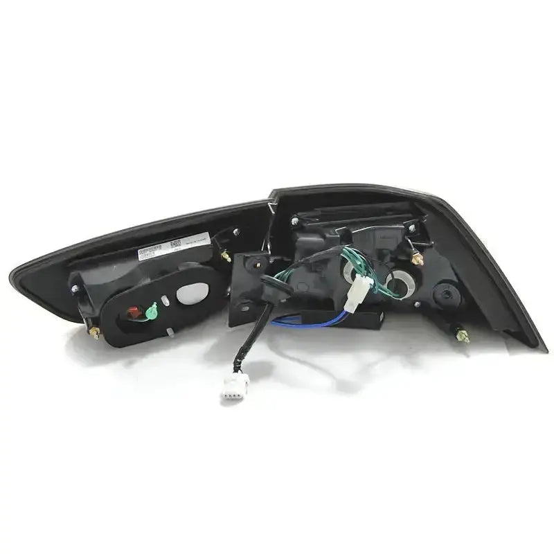 Baklamper Mitsubishi Lancer 8 Sedan 08-11 med sorte detaljer, synlige ledninger og monteringspunkter.