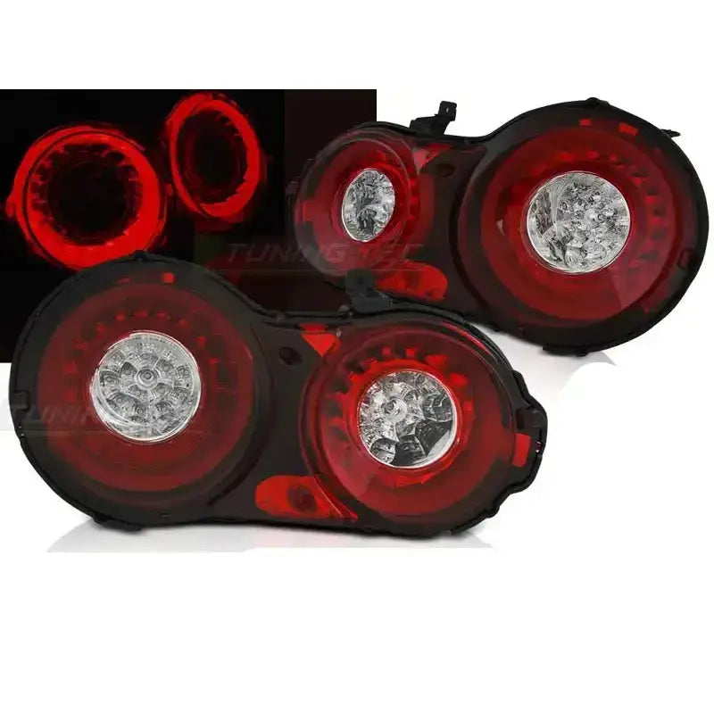 Baklykter Nissan GT-R 08-13 R-W LED med runde røde lys og klare reflektorer, sett skrått forfra.