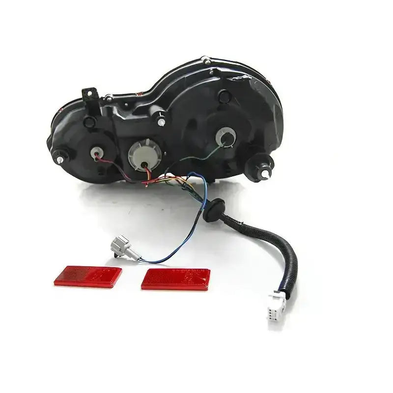 Baklamper Nissan GT-R 08-13 R-W LED med sort plastdeksel, ledningsnett og tre sirkulære uttak.