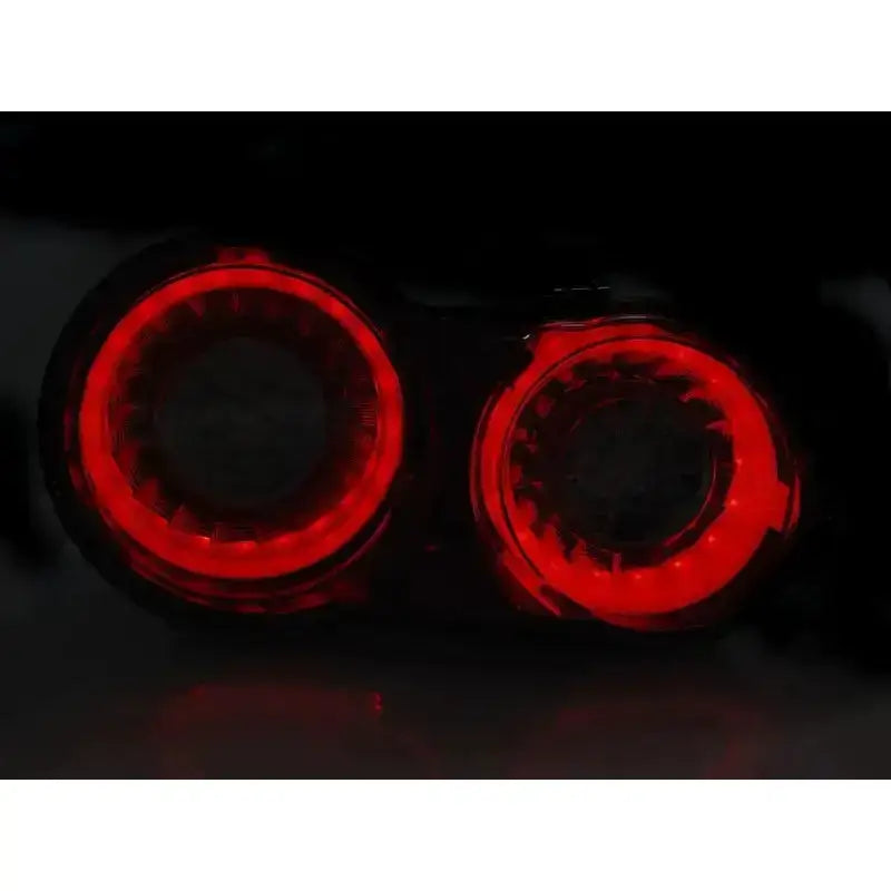 Baklykter Nissan GT-R 08-13 R-W LED med rød lysring, sett forfra i mørkt miljø.