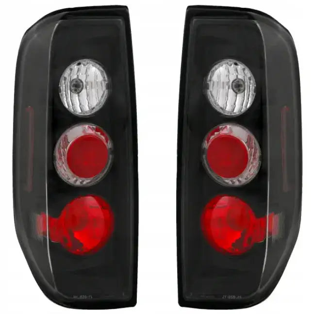 Baklykter Nissan Navara D40 med sort ramme og klare og røde linser, sett rett forfra.