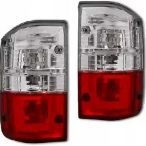 Baklykter Nissan Patrol 160 med klar topp og rød bunn, rektangulære med synlige skruefester.