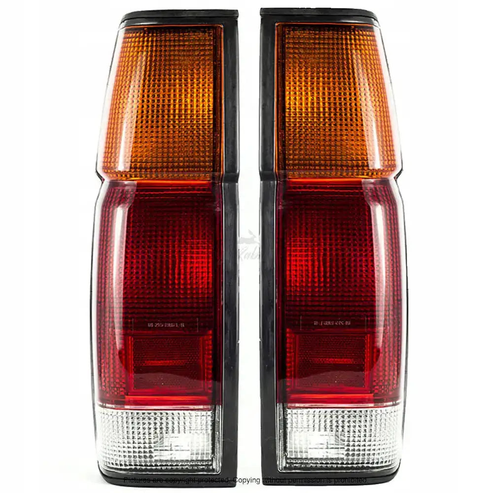 Baklykter Nissan Pickup D21 85-98 med oransje, røde og hvite felt og sorte kantrammer sett forfra.