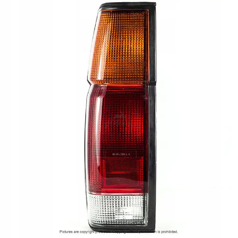 Baklykt Nissan Pickup D21 med oransje, rød og klar plast, sett forfra med svart kant.