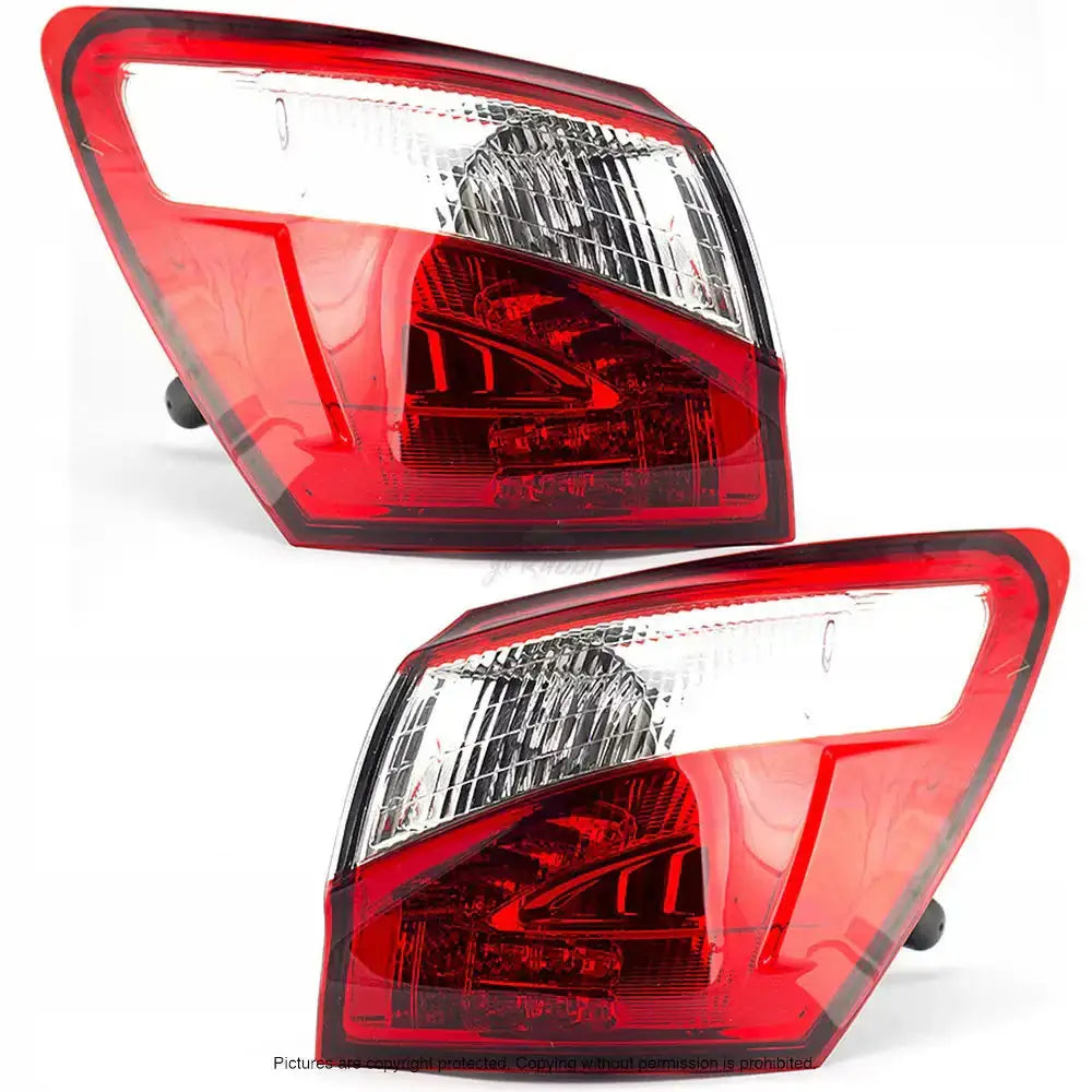 Baklykter Nissan Qashqai 10-13 LED/PY21W, to røde og hvite plastlykter vist skrått mot hvit bakgrunn.