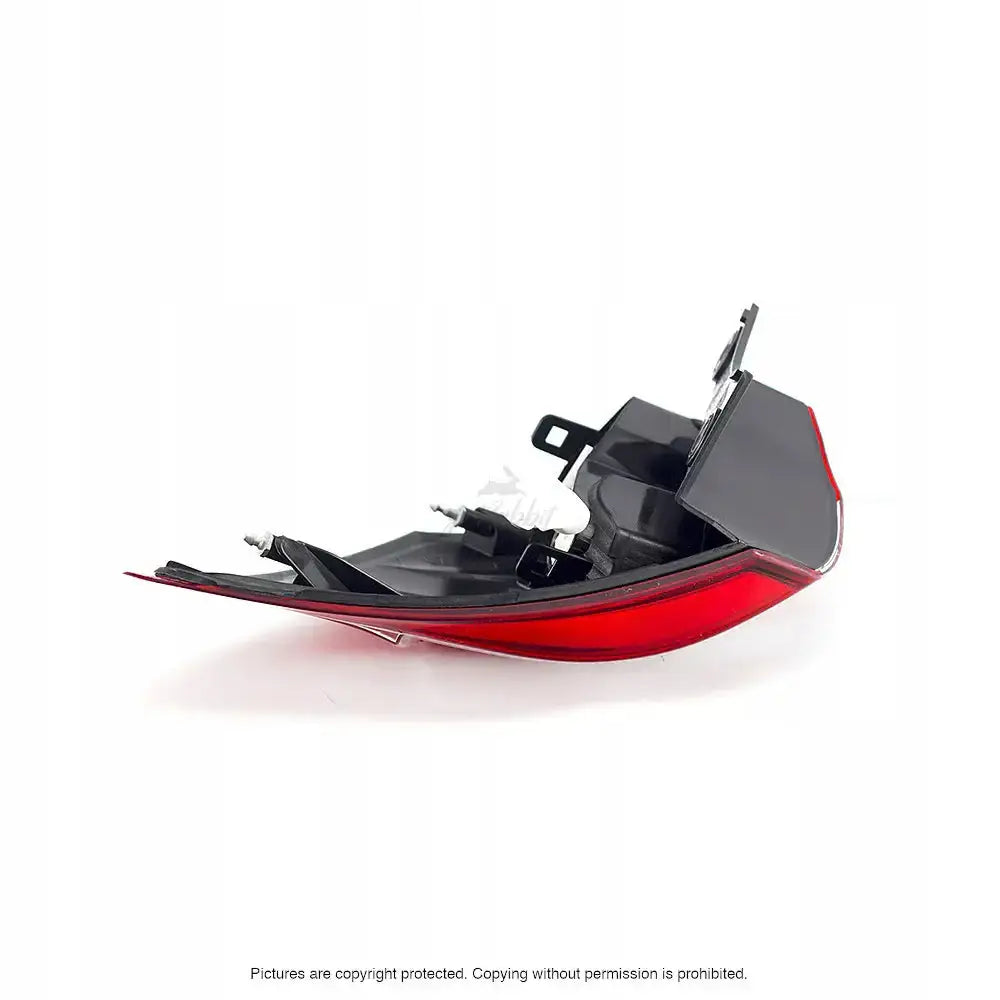 Baklykter Nissan Qashqai 10-13 LED/PY21W sett fra skrå bakside med synlige festepunkter.