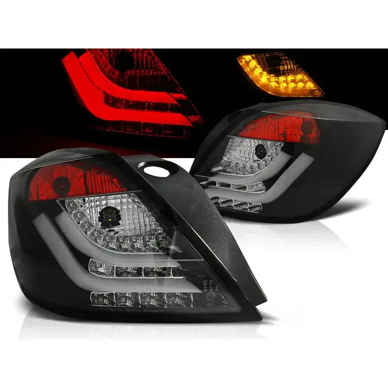 Baklykter Opel Astra H 3D GTC Black Led med sotet glass og røde LED-linjer tent i mørket.