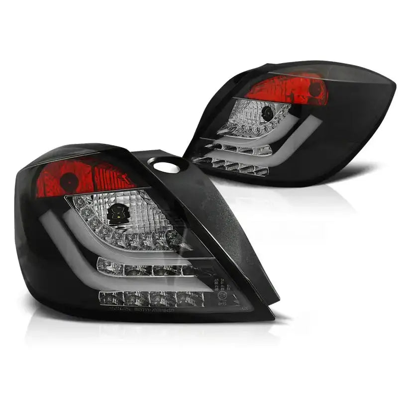 Baklykt Opel Astra H 3D GTC Black LED, sort og klar plast med røde felter, vist fra siden.