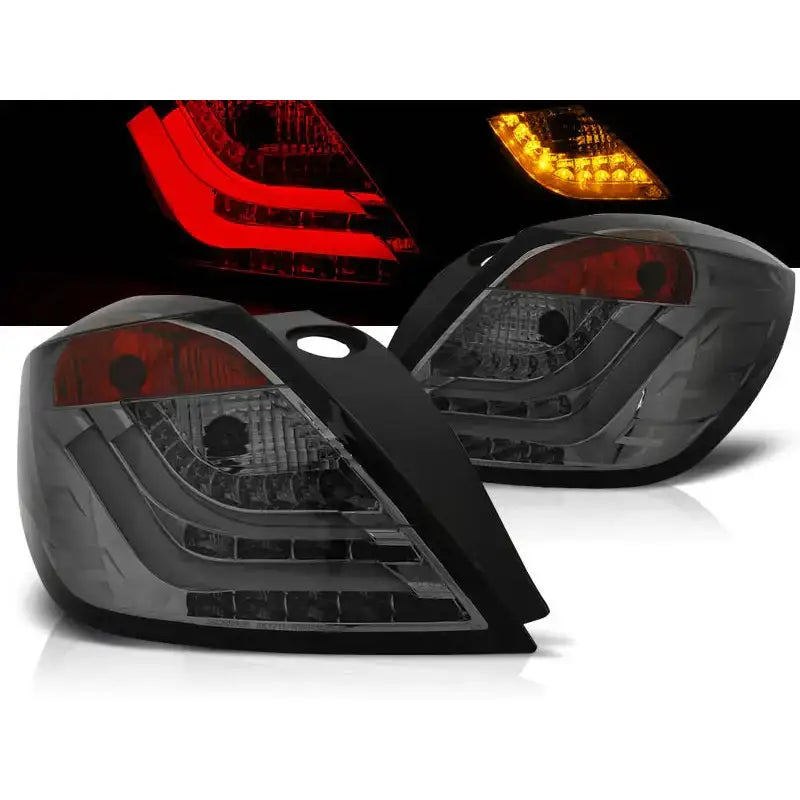 Baklykter Opel Astra H 3D GTC med sotet glass, svart og røde detaljer, lyset tent i rødt og oransje.