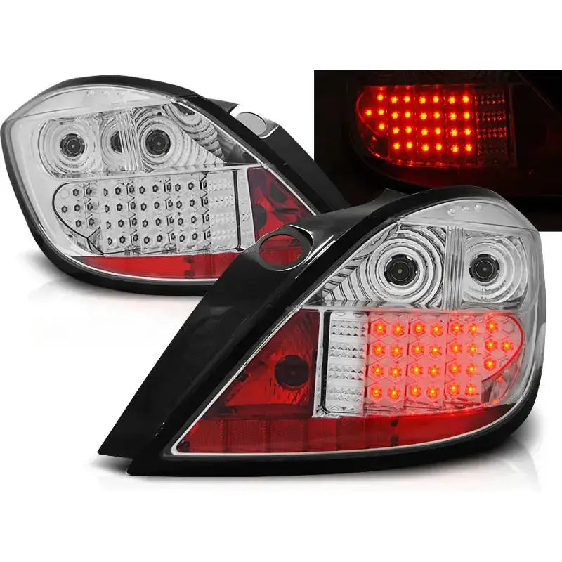 Baklykter Opel Astra H 5D Chrome LED med klart og rødt glass, svarte detaljer, sett fra skrå vinkel.