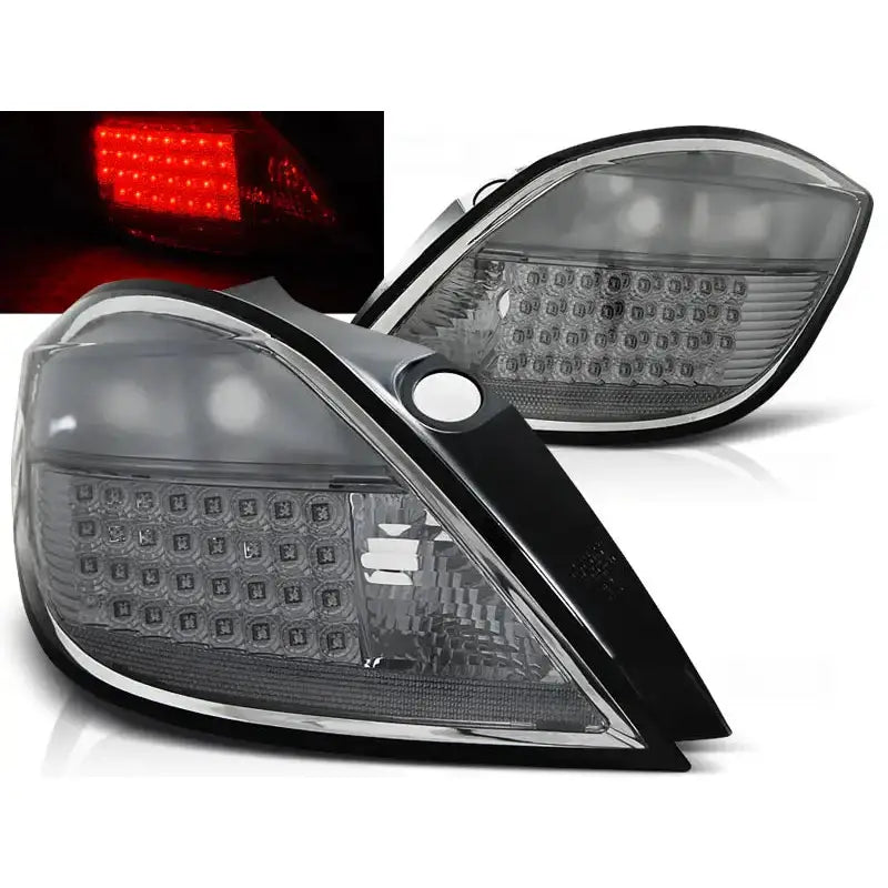 Baklykter Opel Astra H 5D Smoke LED med sotet glass og moderne firkantet design, sett fra skrå vinkel.