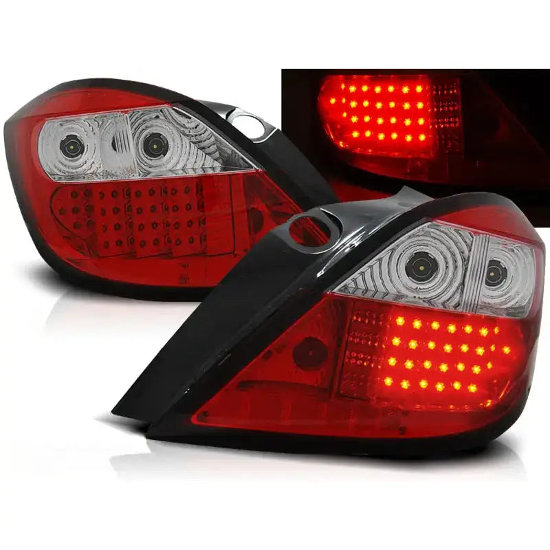Baklykter Opel Astra H 03.04-09 med rødt og klart deksel, LED-lys tent, sett fra skrå vinkel.