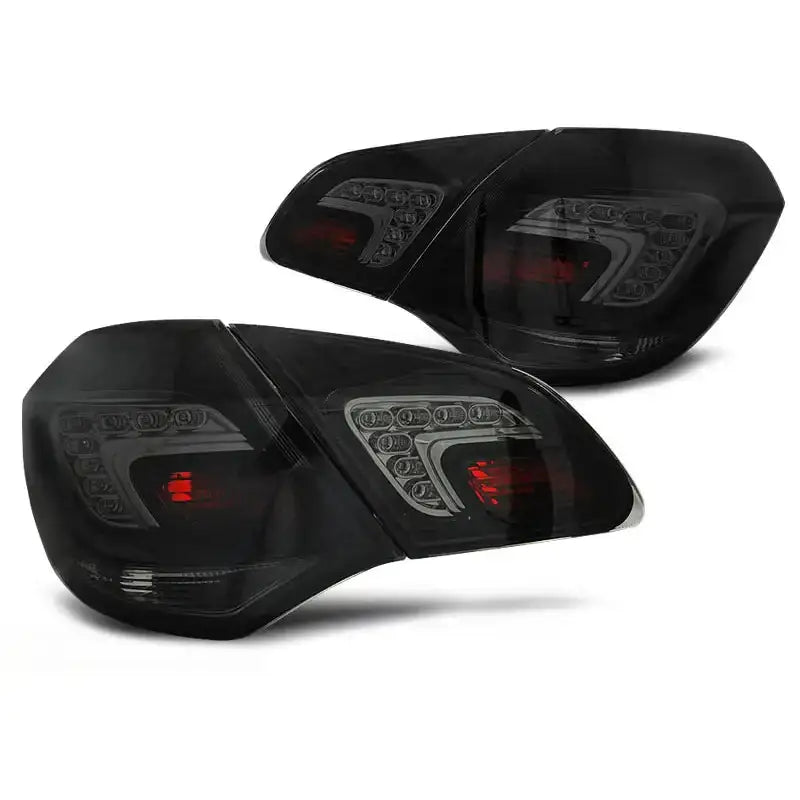 Baklykter Opel Astra J 10 Hatchback i smoke LED, sett i trekvart vinkel med røde og hvite felt.