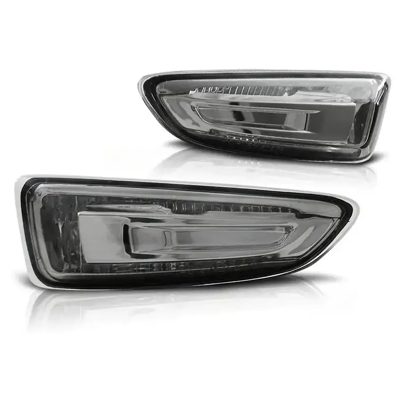 Baklykter Opel Astra J 10- Smoke, to svarte rektangulære billys med blanke detaljer mot hvit bakgrunn.