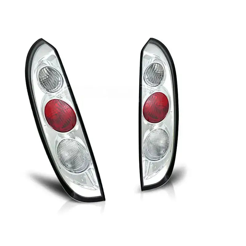 Baklykter Opel Corsa C chrome, to lykter med runde røde og hvite felt sett fra skrå forside.