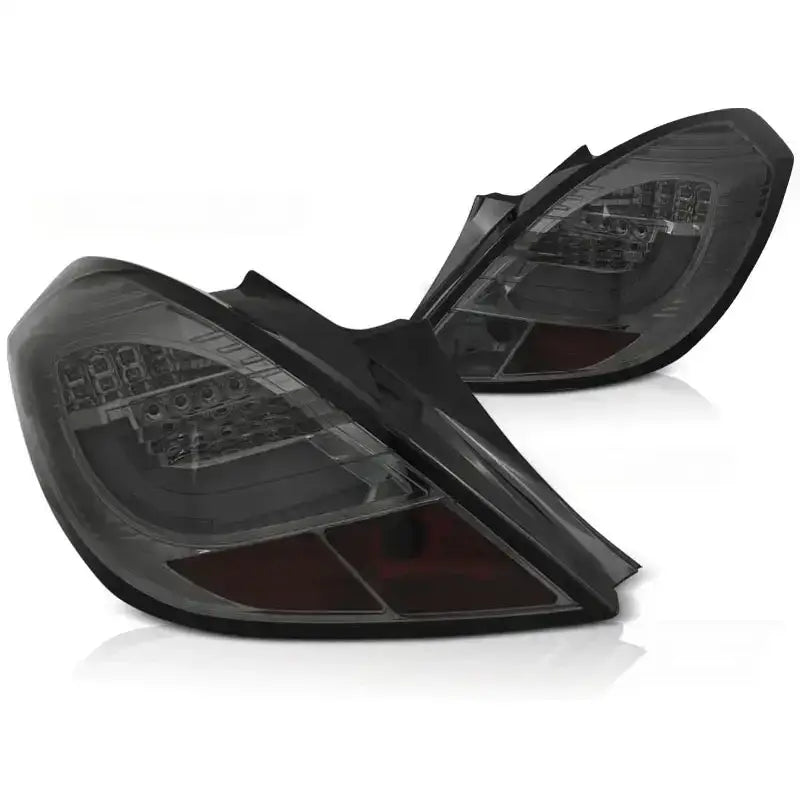 Baklykt Opel Corsa D 3D 04.06-14 i sotet plast med LED-bar, sett skrått forfra mot venstre.