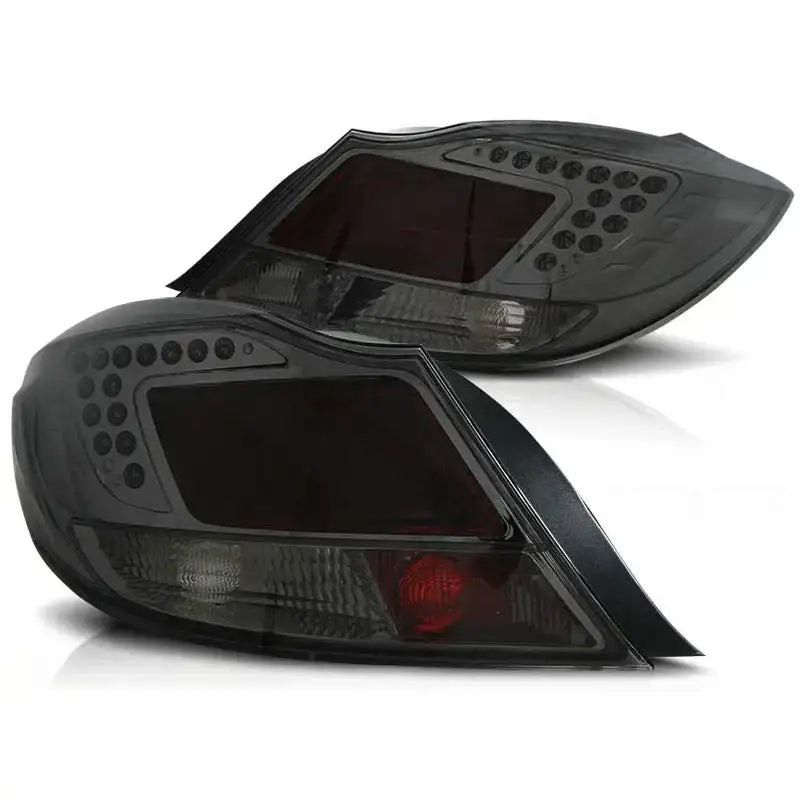 Baklykt Opel Insignia 08-12 LED smoke sett vist fra skrå vinkel mot hvit bakgrunn.