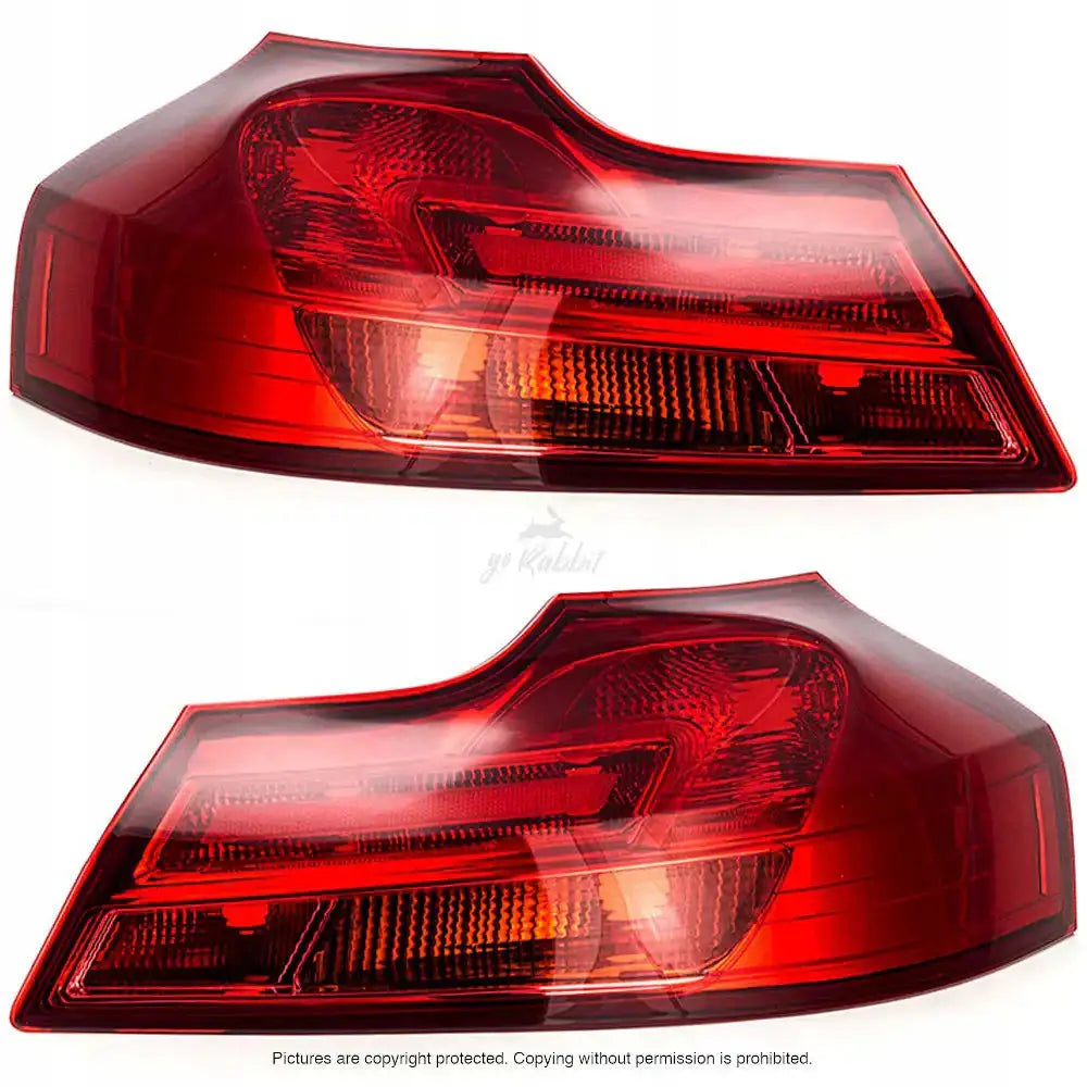 Baklykter Opel Insignia P21W i rød og oransje plast, skrå bakside med reflektorer mot hvit bakgrunn.